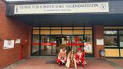 Ahlens Kinderprinz, Jonte I. und Prinzessin Zoe I., sowie Standartenträger Ben kurz vor der Erstürmung der Kinderklinik des St. Franziskus-Hospitals. (Bild: St. Franziskus-Hospital Ahlen)