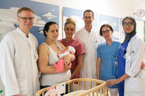 (v. l. Oberarzt Kai Reineke, Mutter Luise Schönbeck-Fiebig mit Tochter Johanna, Hebammenschülerin Franziska Klemm, Priv.-Doz. Dr. Arrigo Fruscalzo, Hebamme Alexandra Weber, Assistenzärztin Marwa Elgendi) Das Team der Geburtshilfe des St. Franzsikus-Hospit v. l. Oberarzt Kai Reineke, Mutter Luise Schönbeck-Fiebig mit Tochter Johanna, Hebammenschülerin Franziska Klemm, Priv.-Doz. Dr. Arrigo Fruscalzo, Hebamme Alexandra Weber, Assistenzärztin Marwa Elgendi