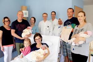(v.l.) Hebamme Honorata Losch, Thomas Claves mit Baby, Hebamme Juliane Harling, Oberärzte PD Dr. med. Arrigo Fruscalzo und Kai Reinecke, Assistenzärztin Somayyah Idris, Mathias Funk und Dajana Funk mit den gerade geborenen Zwillingen, Rebecca Claves mit T