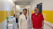 Patient Ralf Thaele aus Hamm und Su-Sin Kim, Chefarzt der Thoraxchirurgie am St. Franziskus-Hospital in Ahlen. Fünf Tage nach der Operation stehen schon Spaziergänge auf dem Flur auf dem Programm. (Bild: St. Franziskus-Hospital Ahlen)