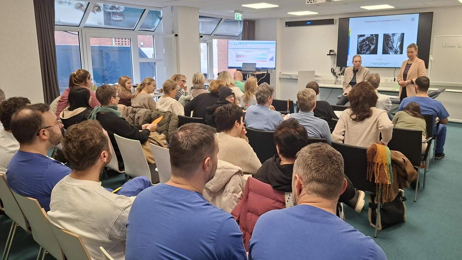 Die Hybridveranstaltung konnten die Zuhörerinnen und Zuhörer vor Ort und online verfolgen. (Bildquelle: St. Franziskus-Hospital Ahlen)