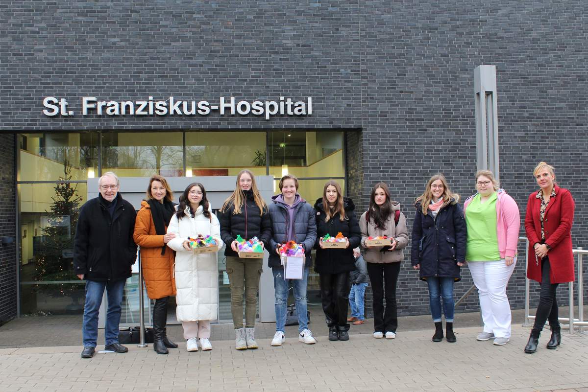 Schüler der FritzWinterGesamtschule (FWG) Ahlen spenden Taschenherzen